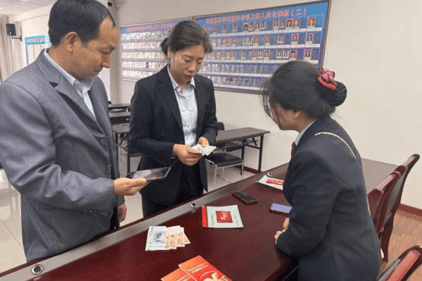 工行山阳县支行开展“零钱包”兑换服务