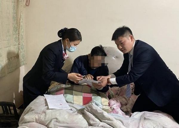 商洛丹凤工行冒雨上门为年迈客户启用社保卡